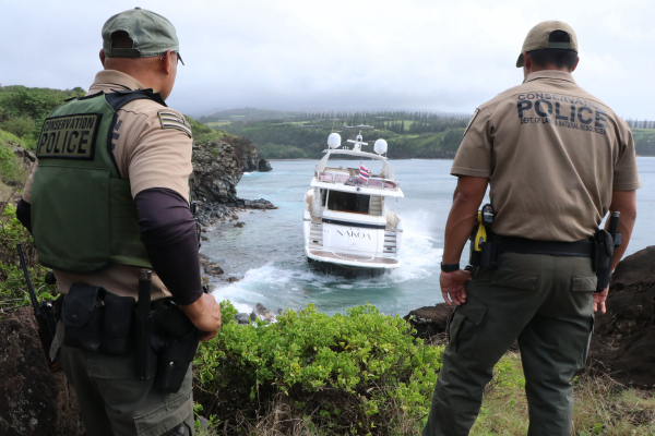 luxury yacht grounded in maui